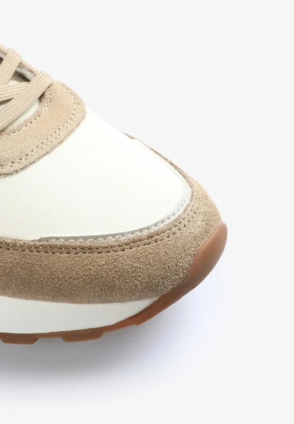 Hot Scalpers Sneakers Detalle Metalizado